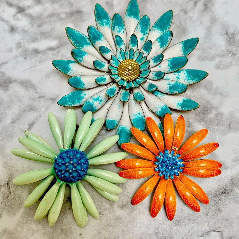 Set of three vintage flower daisy pins brooches